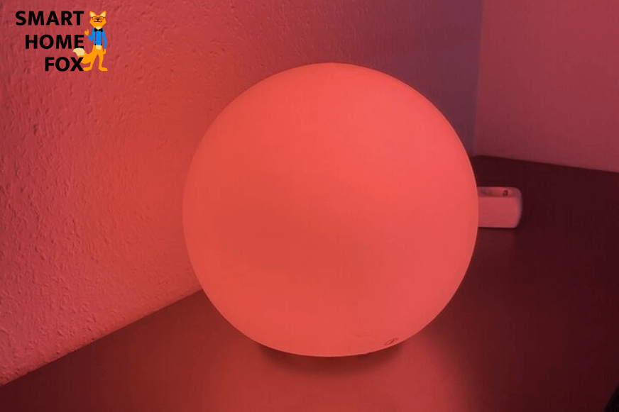 IKEA Tradfri Lampe steht auf dem Tisch und leuchtet rot